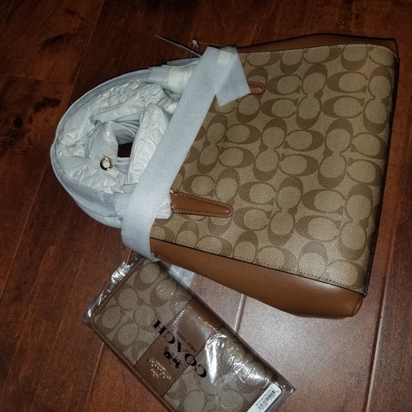 New Coach crossbody with wallet - Picture 2 of 3